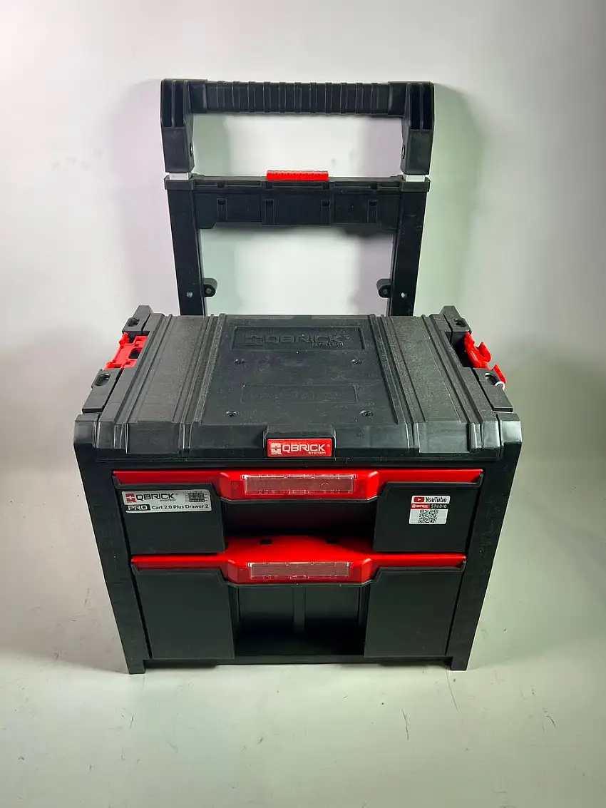 Qbrick System PRO Cart 2.0 Plus Drawer 2 mobile Box auf Rädern 520 x 415 x 660 mm 9,5 l 12 l abnehmbarer Doppelteleskopgriff - Beschädigt