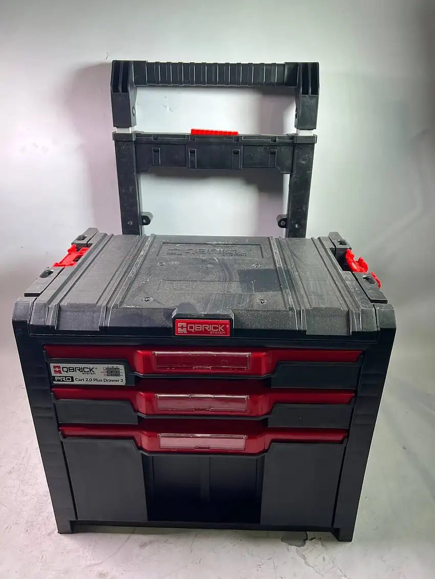 Qbrick System PRO Cart 2.0 Plus Drawer 3 mobile Box auf Rädern 520 x 415 x 660 mm 12 l 2x 4,5 l abnehmbarer Doppelteleskopgriff - Beschädigt