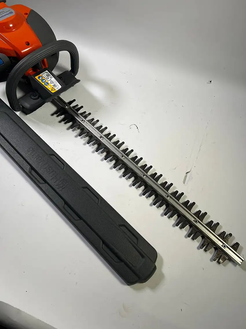Husqvarna 122HD60 Benzin Heckenschere 0,6 kW 21,7 cm³ 59 cm - „Herstellergeprüft & überholt“