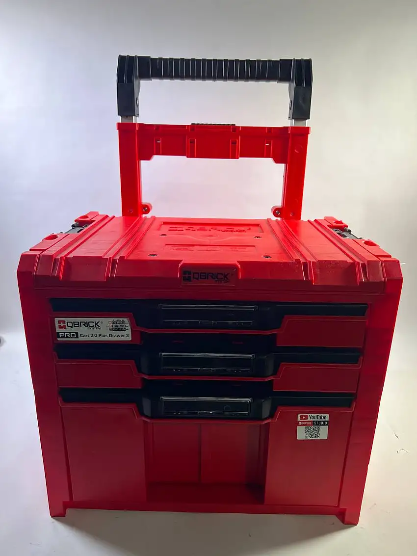 Qbrick System PRO Cart 2.0 Plus Drawer 3 Red Ultra HD Custom mobile Box auf Rädern 520 x 415 x 660 mm 12 l 2x 4,5 l abnehmbarer Doppelteleskopgriff - Beschädigt