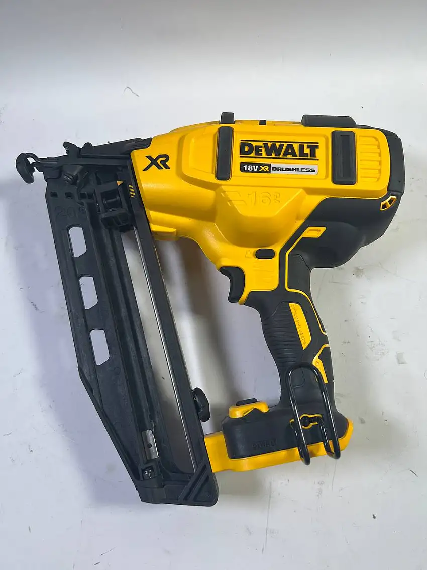 DeWalt DCN 660 N Akku Nagler 18V 32 - 63mm Brushless Solo - „Herstellergeprüft & überholt“