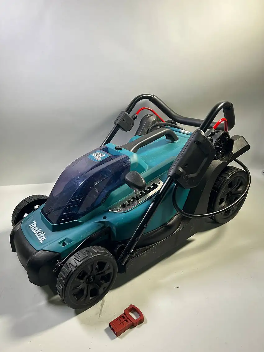 Makita DLM 330 Z Akku Rasenmäher 18 V 33 cm 30 l Solo - Leicht Gebraucht
